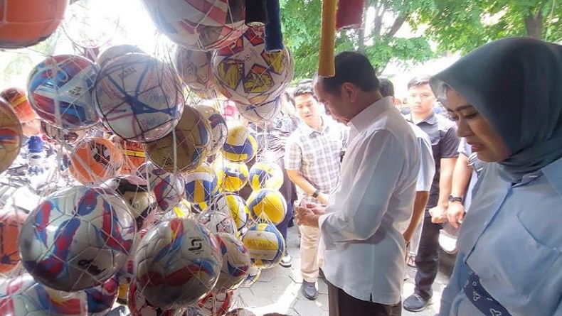 title Jokowi Blusukan ke Pasar Klitikan Solo, Beli Bola Jelang Timnas Indonesia Lawan Jepang Jokowi Blusukan ke Pasar Klitikan Solo, Beli Bola Jelang Timnas Indonesia Lawan Jepang