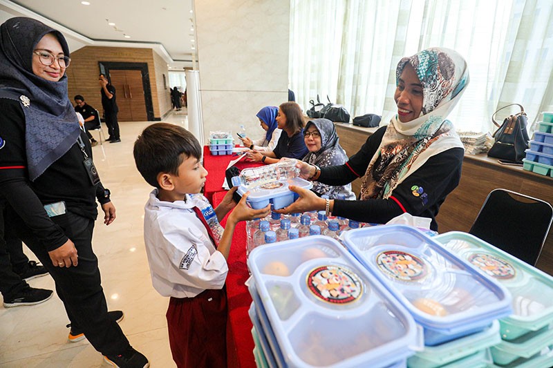 Ekspresi Bahagia Para Murid SD Dapat Kacamata Gratis dari MNC Peduli - Bagian 6