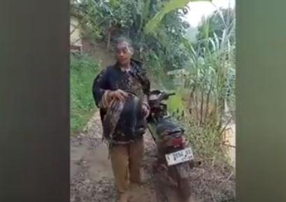 title Viral 2 Guru SD di Lebak Mandi Lumpur usai Jatuh dari Motor saat Lewati Longsor Viral 2 Guru SD di Lebak Mandi Lumpur usai Jatuh dari Motor saat Lewati Longsor
