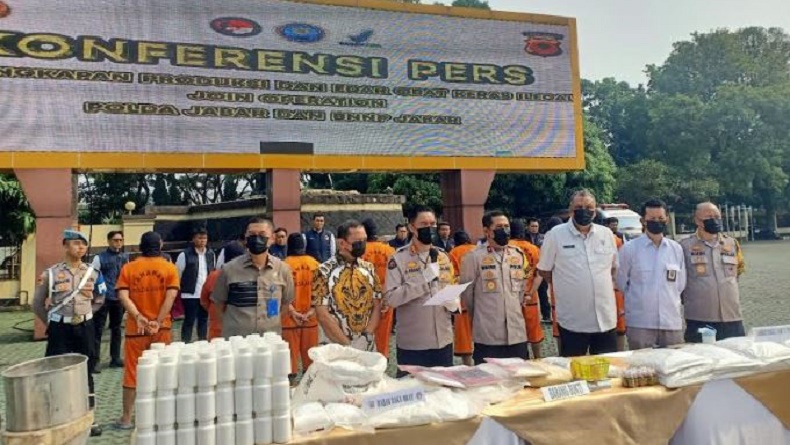 title Polisi Gerebek 2 Pabrik Obat Keras di Tasikmalaya dan Sumedang, 9 Orang Ditangkap Polisi Gerebek 2 Pabrik Obat Keras di Tasikmalaya dan Sumedang, 9 Orang Ditangkap