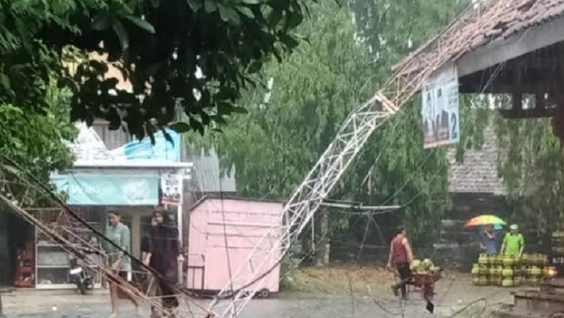 title Hujan Disertai Angin Kencang, Tiang Pemancar Radio Roboh Timpa Rumah di Lampung Utara Hujan Disertai Angin Kencang, Tiang Pemancar Radio Roboh Timpa Rumah di Lampung Utara