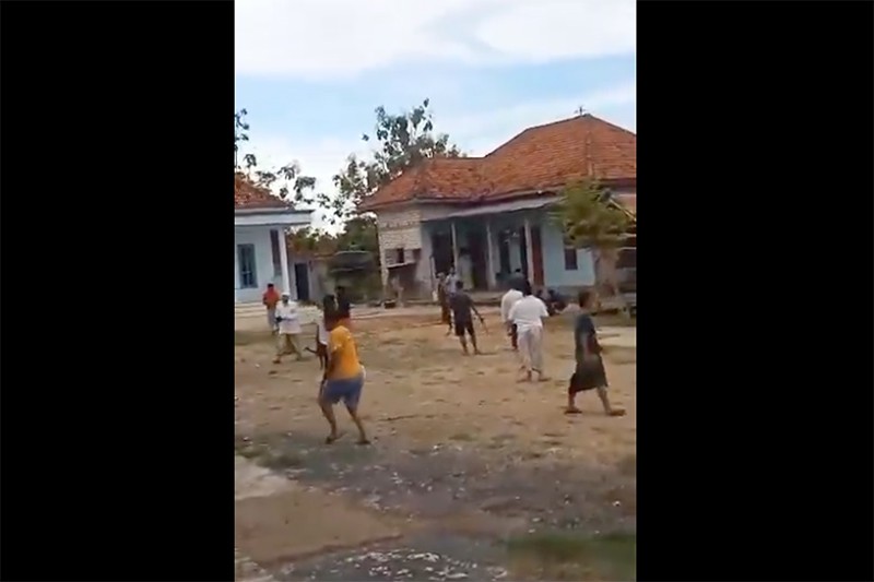 Ngeri! Viral Aksi Carok di Madura Tewaskan 1 Orang, Gegara Pilkada? - Bagian 4