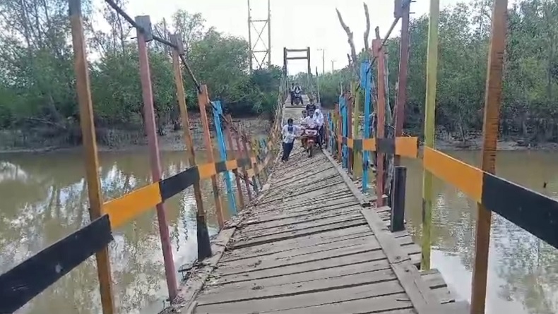title Nekat, Warga dan Pelajar di Kalsel Tetap Lintasi Jembatan Gantung meski Kondisi Miring Nekat, Warga dan Pelajar di Kalsel Tetap Lintasi Jembatan Gantung meski Kondisi Miring
