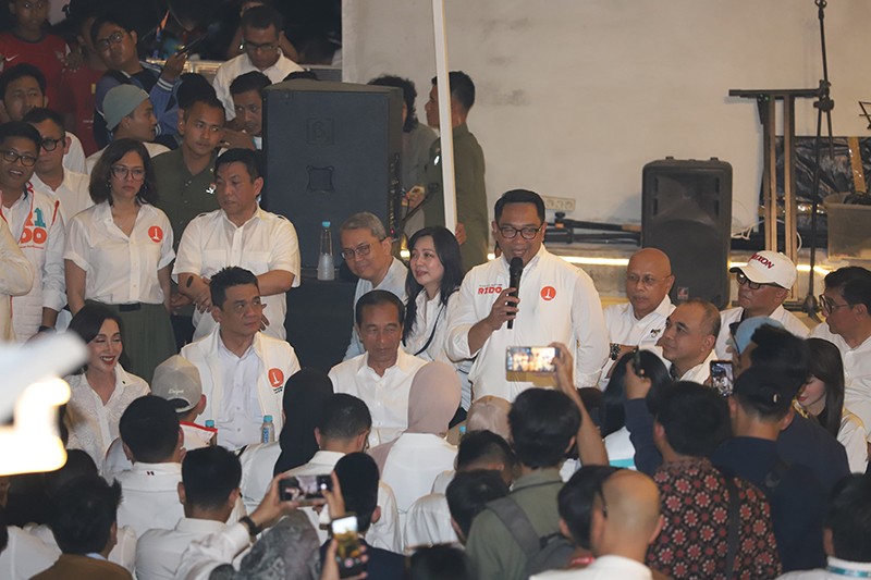 Jokowi Bertemu Ridwan Kamil Sambil Makan Malam bersama Relawan - Bagian 4