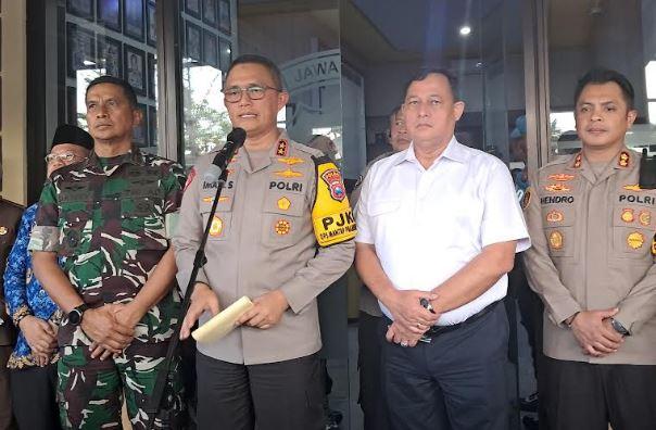 title Polda Jatim Turunkan Tim Kejar Pelaku Pembacokan Saksi Cabup Sampang Polda Jatim Turunkan Tim Kejar Pelaku Pembacokan Saksi Cabup Sampang