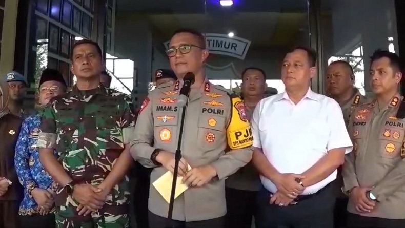 title Kronologi Insiden Berdarah di Sampang, Rombongan Cagub Dicegat Sekelompok Orang Bercelurit Kronologi Insiden Berdarah di Sampang, Rombongan Cagub Dicegat Sekelompok Orang Bercelurit