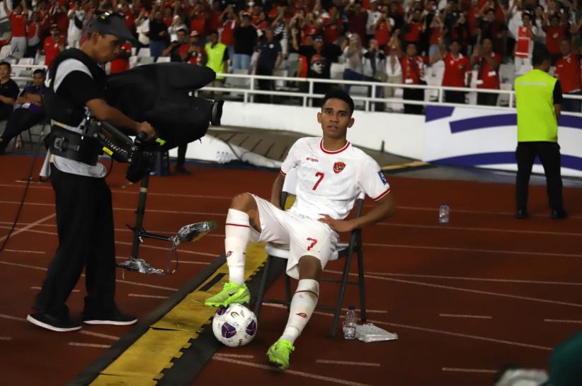 Selebrasi Marselino Ferdinan Duduk Santai di Kursi usai Jebol Gawang Arab Saudi - Bagian 2
