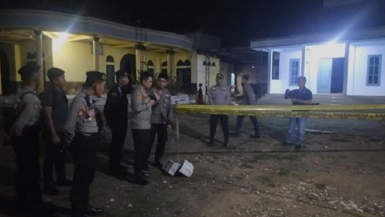 title Polisi Tangkap 3 Pembacok Saksi Cabup Sampang hingga Tewas, Pelaku Lain Diburu Polisi Tangkap 3 Pembacok Saksi Cabup Sampang hingga Tewas, Pelaku Lain Diburu