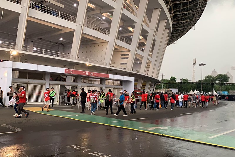 Ribuan Suporter Timnas Indonesia Berdatangan ke SUGBK meski Diguyur Hujan Deras - Bagian 1