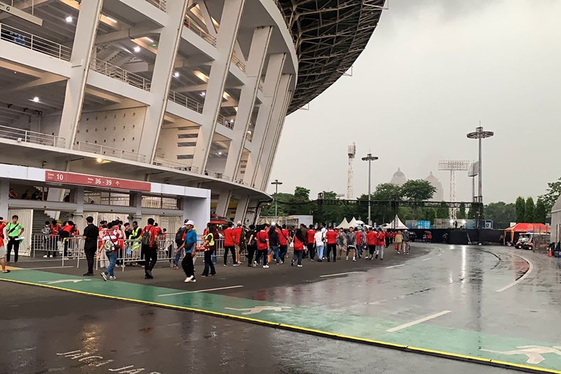 Ribuan Suporter Timnas Indonesia Berdatangan ke SUGBK meski Diguyur Hujan Deras - Bagian 2