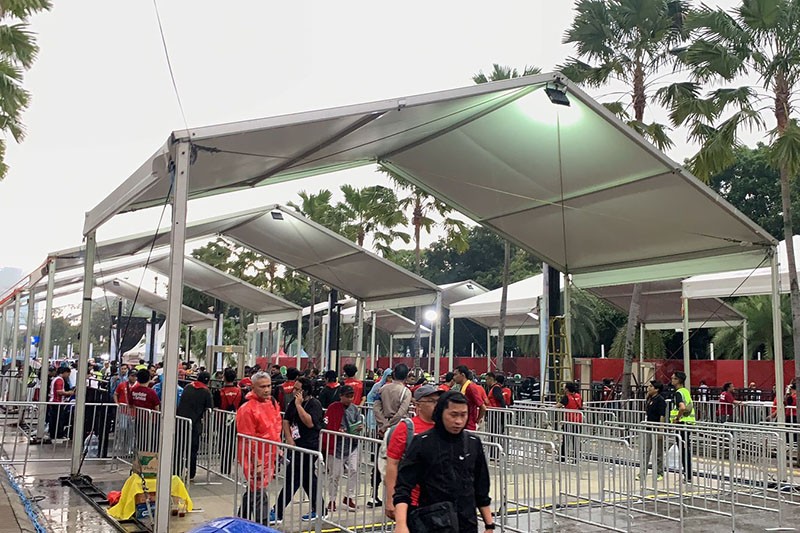 Ribuan Suporter Timnas Indonesia Berdatangan ke SUGBK meski Diguyur Hujan Deras - Bagian 3