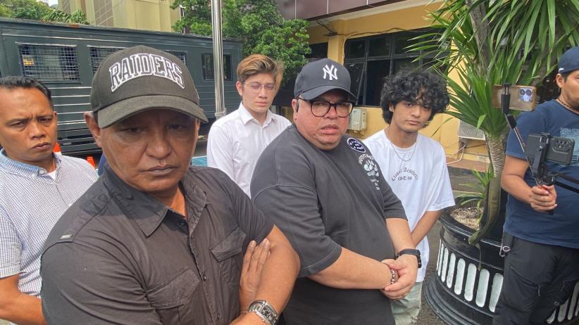 Vadel Badjideh Dampingi Sang Ayah Jalani Pemeriksaan Polisi - Bagian 1