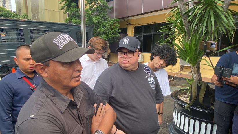 Vadel Badjideh Dampingi Sang Ayah Jalani Pemeriksaan Polisi - Bagian 2