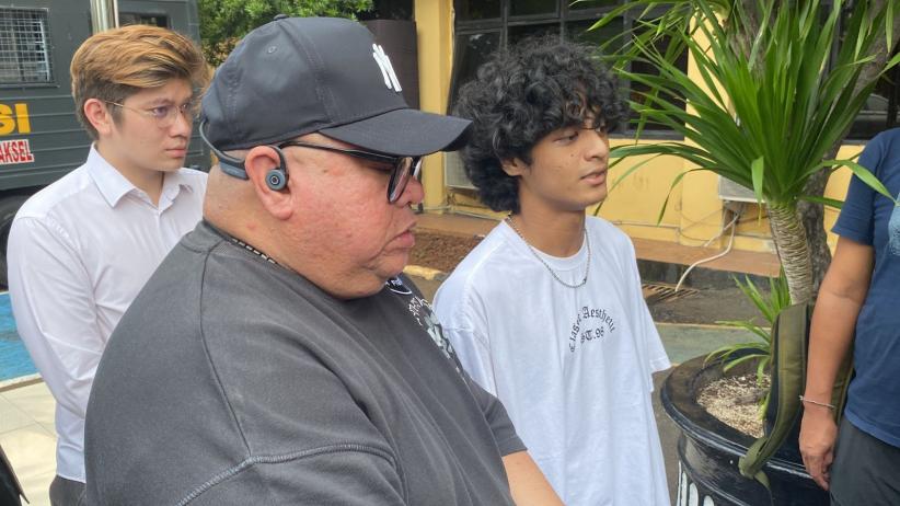 Vadel Badjideh Dampingi Sang Ayah Jalani Pemeriksaan Polisi - Bagian 3