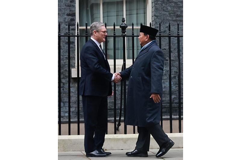 Pakai Mantel dan Peci, Presiden Prabowo Temui PM Inggris Keir Starmer - Bagian 1