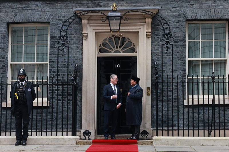 Pakai Mantel dan Peci, Presiden Prabowo Temui PM Inggris Keir Starmer - Bagian 3