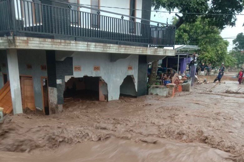 Penampakan Tanggul Sungai Cisunggalah Kabupaten Bandung Jebol - Bagian 1