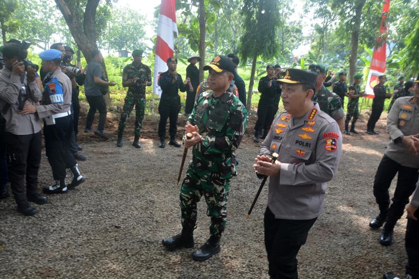 Kompak, Panglima TNI dan Kapolri Tanam Bibit Jagung di Lahan Seluas 40 Hektare - Bagian 5