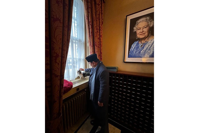 Momen Prabowo Dekat dengan Larry the Cat, Kucing Penghuni Kantor PM Inggris - Bagian 1