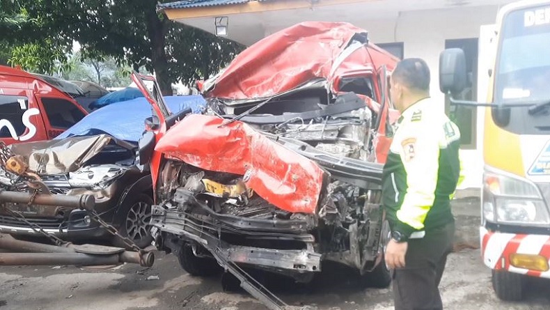 Kronologi Mobil Travel Tabrak Truk Tewaskan 2 Orang di Tol Cipularang, Diduga Sopir Mengantuk