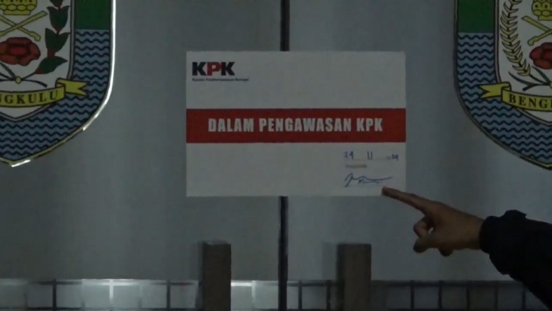 title Usai OTT, Ruang Kerja Gubernur dan Sekda Bengkulu Disegel KPK Usai OTT, Ruang Kerja Gubernur dan Sekda Bengkulu Disegel KPK