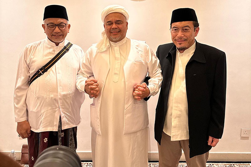 Suswono Bertemu Habib Rizieq Shihab di Mekkah - Bagian 1
