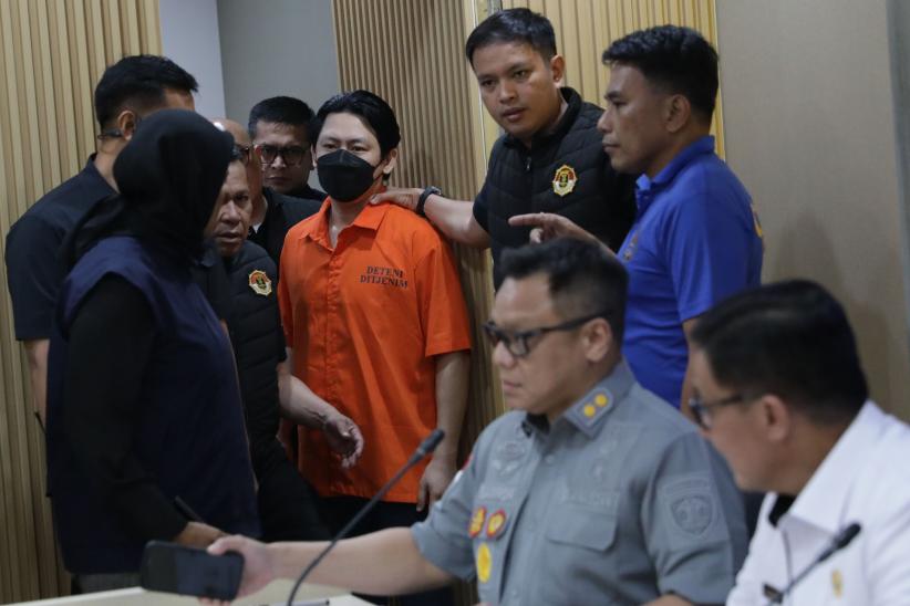 Tampang Buron Interpol Ditukar dengan DPO Judi Online Handoyo Salman - Bagian 1