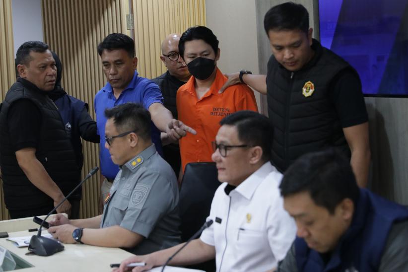Tampang Buron Interpol Ditukar dengan DPO Judi Online Handoyo Salman - Bagian 3