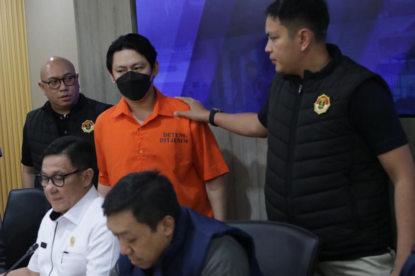 Tampang Buron Interpol Ditukar dengan DPO Judi Online Handoyo Salman - Bagian 2