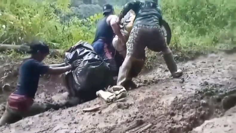 title Perjuangan Distribusi Logistik Pilkada ke Desa Terpencil, Tembus Lumpur hingga Bermalam di Hutan Perjuangan Distribusi Logistik Pilkada ke Desa Terpencil, Tembus Lumpur hingga Bermalam di Hutan