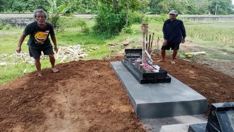 title Makam Gamma Siswa SMK yang Tewas Ditembak Polisi akan Dibongkar untuk Diautopsi Makam Gamma Siswa SMK yang Tewas Ditembak Polisi akan Dibongkar untuk Diautopsi