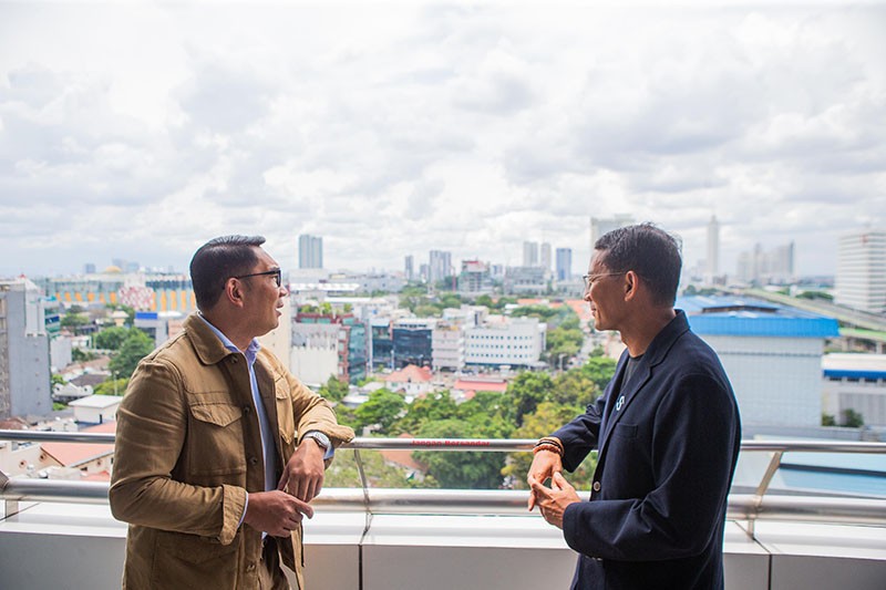 Silaturahmi Ridwan Kamil dan Sandi Uno, Pertemuan Dua Sahabat Saling Mendoakan - Bagian 1