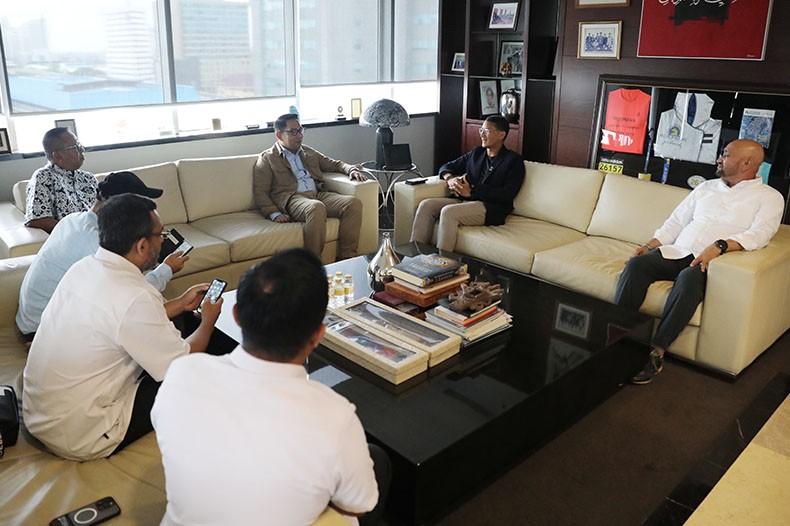 Silaturahmi Ridwan Kamil dan Sandi Uno, Pertemuan Dua Sahabat Saling Mendoakan - Bagian 4