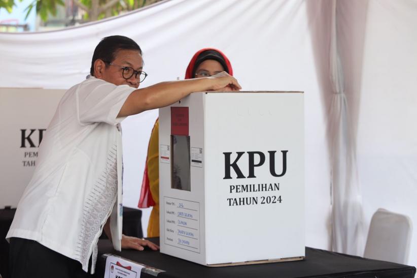 Momen Pramono Anung dan Keluarga Nyoblos di TPS 046 Cipete Selatan - Bagian 2