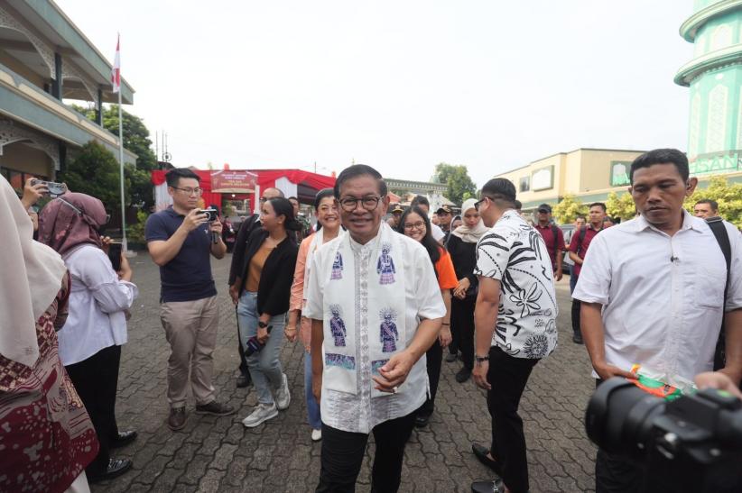 Momen Pramono Anung dan Keluarga Nyoblos di TPS 046 Cipete Selatan - Bagian 5