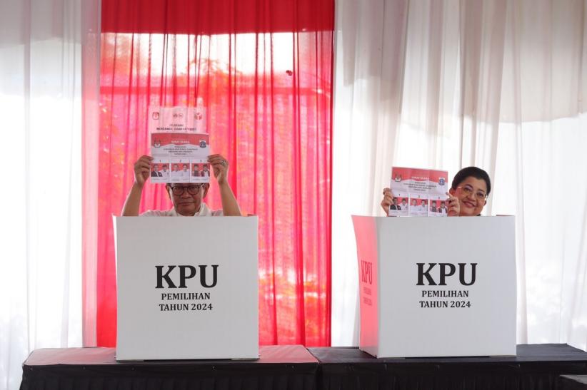 Momen Pramono Anung dan Keluarga Nyoblos di TPS 046 Cipete Selatan - Bagian 1