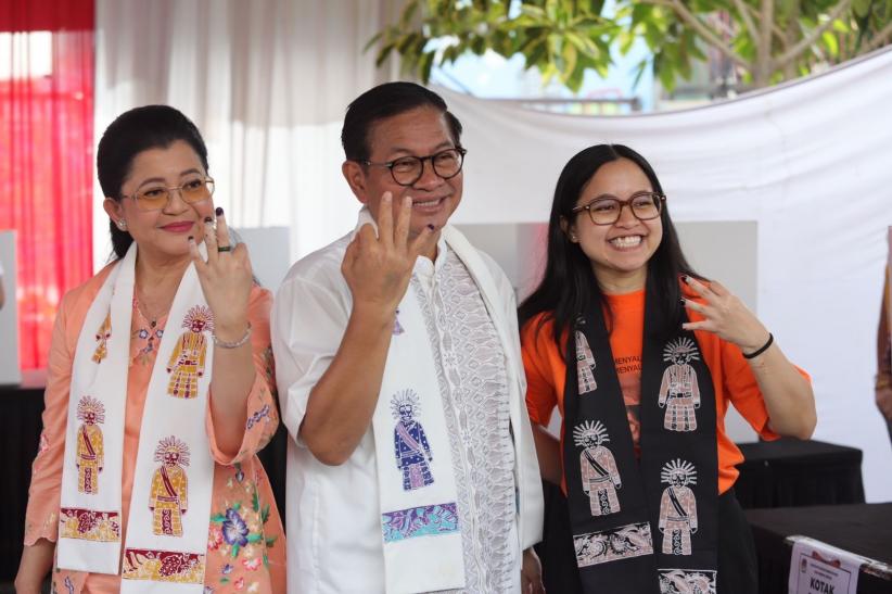 Momen Pramono Anung dan Keluarga Nyoblos di TPS 046 Cipete Selatan - Bagian 4