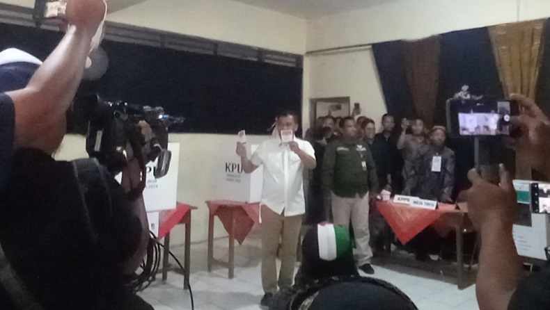 title Ahmad Luthfi Nyoblos di TPS 01 Sumber Solo, Optimistis Menang Pilkada Jateng Ahmad Luthfi Nyoblos di TPS 01 Sumber Solo, Optimistis Menang Pilkada Jateng