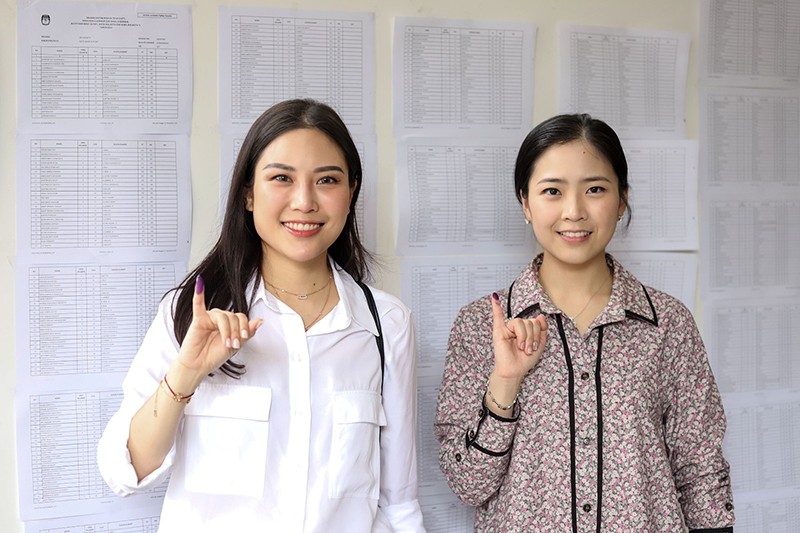 Ketum Partai Perindo Angela Tanoesoedibjo Nyoblos di TPS 07 Gondangdia Menteng - Bagian 2