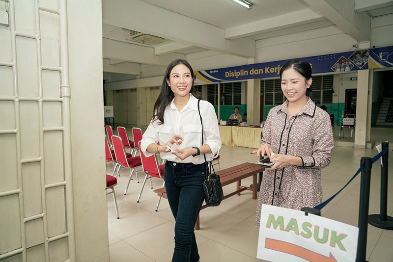 Ketum Partai Perindo Angela Tanoesoedibjo Nyoblos di TPS 07 Gondangdia Menteng - Bagian 3