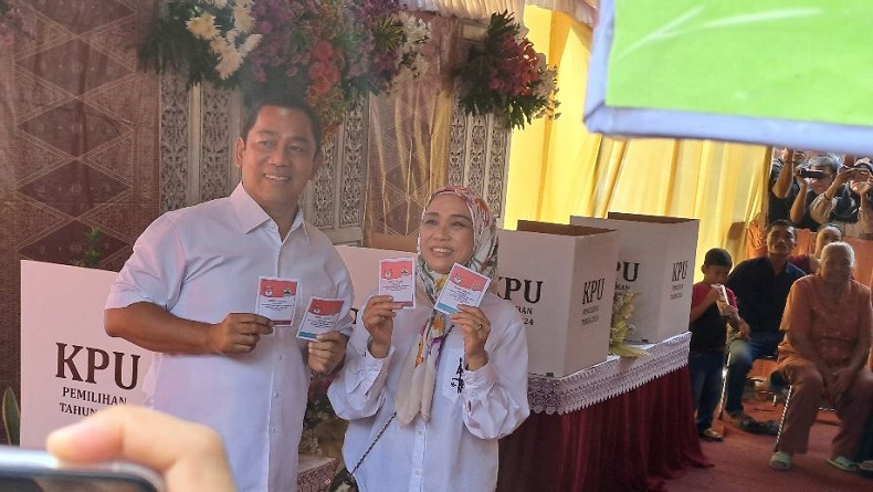 title Pilkada Jateng, Andika Perkasa dan Hendrar Prihadi Nyoblos di TPS Lempongsari Pilkada Jateng, Andika Perkasa dan Hendrar Prihadi Nyoblos di TPS Lempongsari