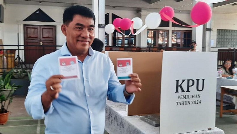 title Cagub Sulut Yulius Selvanus Komaling Nyoblos di TPS 2 Sario, Yakin Tuhan Beri Kemenangan Cagub Sulut Yulius Selvanus Komaling Nyoblos di TPS 2 Sario, Yakin Tuhan Beri Kemenangan