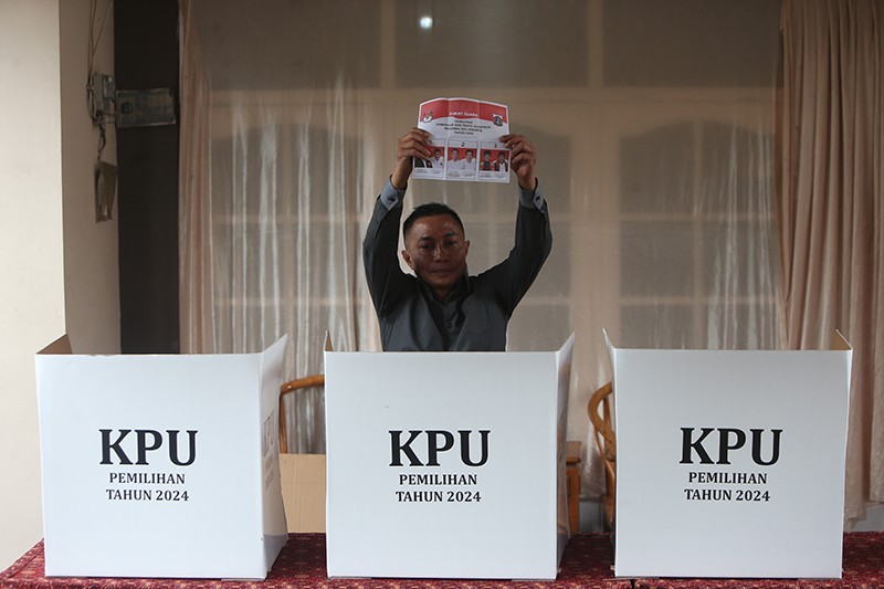 Foto Cagub Jakarta Dharma Pongrekun Nyoblos di TPS 31 Lebak Bulus - Bagian 1