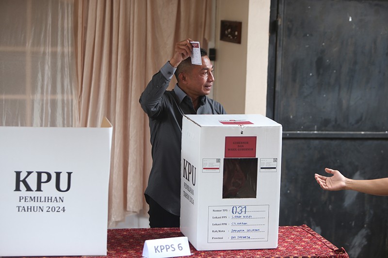 Foto Cagub Jakarta Dharma Pongrekun Nyoblos di TPS 31 Lebak Bulus - Bagian 2