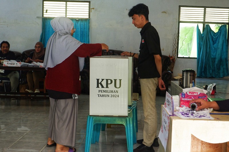 Potret Penyandang Tunanetra Gunakan Hak Pilih di TPS Ramah Disabilitas - Bagian 4