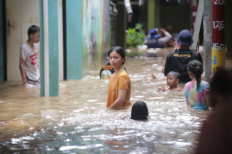 Banjir Rendam 10 RT di Kebon Pala Kampung Melayu Akibat Kali Ciliwung Meluap - Bagian 2