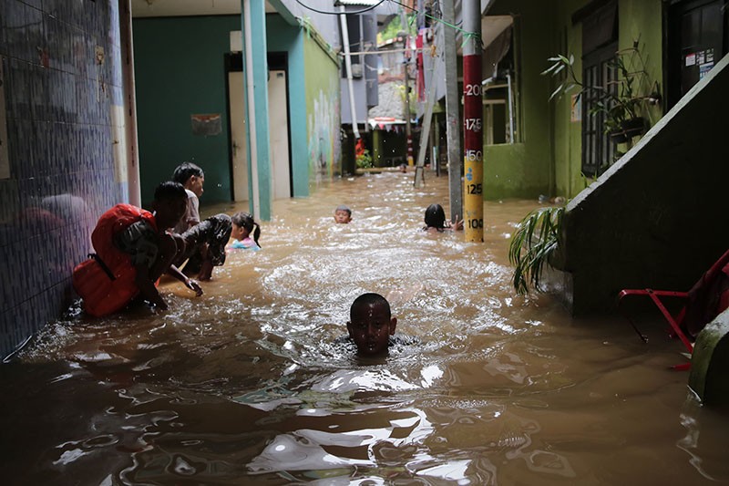 Banjir Rendam 10 RT di Kebon Pala Kampung Melayu Akibat Kali Ciliwung Meluap - Bagian 4