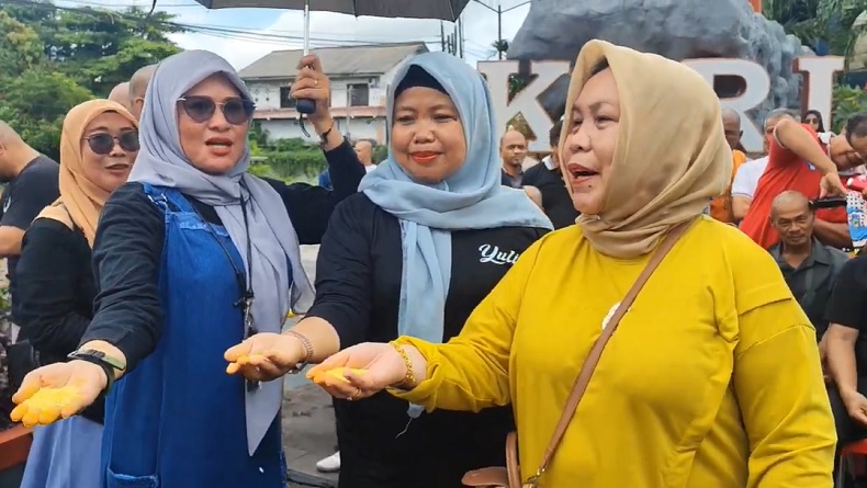 title Kotak Kosong Menang Telak di Pilkada Pangkalpinang, Warga Cukur Rambut hingga Tabur Beras Kunyit Kotak Kosong Menang Telak di Pilkada Pangkalpinang, Warga Cukur Rambut hingga Tabur Beras Kunyit