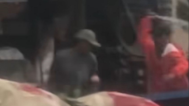 title Brutal! Preman di Bandung Bacok Pedagang Es Doger gegara Ditolak Minta Gratisan Brutal! Preman di Bandung Bacok Pedagang Es Doger gegara Ditolak Minta Gratisan