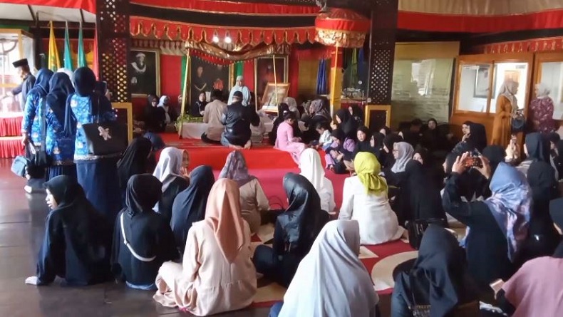 title Jenazah Raja Gowa ke-38 Disemayamkan di Museum Balla Lompoa, Ratusan Warga Melayat Jenazah Raja Gowa ke-38 Disemayamkan di Museum Balla Lompoa, Ratusan Warga Melayat